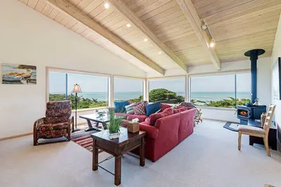 Image de La Costiera | Ocean & Bluff Views w/ Hot Tub