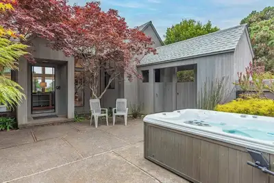 Image de Soak in Ocean Views at Blair w/ Hot Tub!