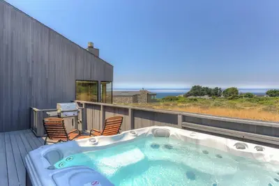 Image de Take in the Pacific FantaSea w\/ Hot Tub!