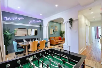 Image de Mtlvr #21 | Prime location, 2 Ba, Sleeps 10, A/C