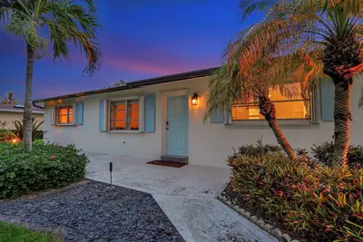 Image de Renovated Bungalow with Pizza Oven and Hot Tub!