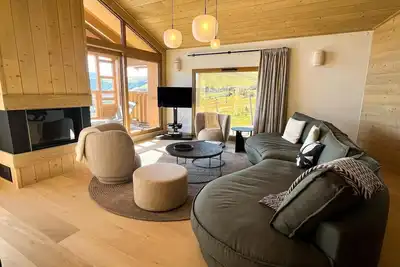 Image de Pied des pistes de ski, 3ème étage, piscine, balcon, cheminée ou poêle à bois, télévision