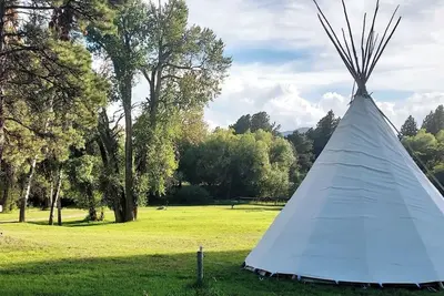 Image de Raven Tipi, Rustic \"Raven\" Tipi by Bighorn Mountains