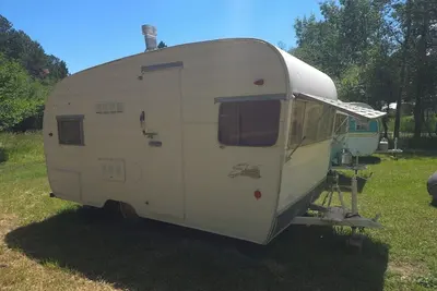 Image de White Shasta, Rustic White Shasta Rv