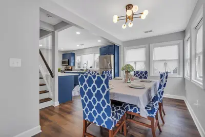 Image de 2 King Bedrooms. 2 Blocks to beach. Outdoor Seating Area. 75\" Tv w/ soundbar