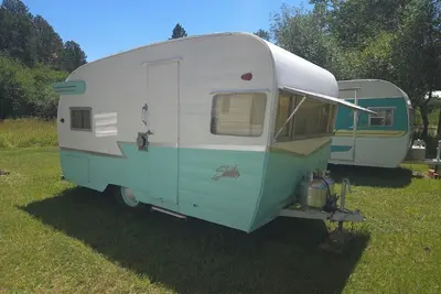 Image de Blue Shasta, Rustic Blue Shasta Rv