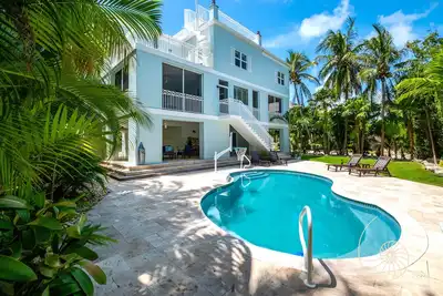 Morada Breeze ~ 6 Bedroom Plantation Key Home with Pool & Dockage