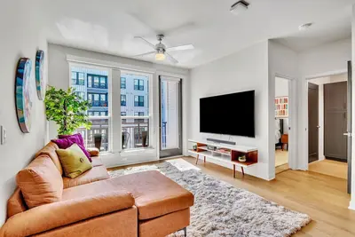 Image de Luxury 2-bedroom apartment in lively Houston with pool and amenities.