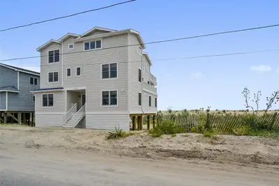 Image de Luxurious 7-Bedroom Oceanfront Rental in Bethany with Decks, Elevator, and More!