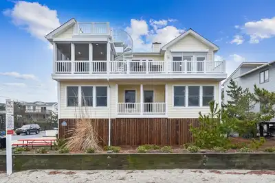 Image de Amazing 6 Br Oceanside Property in Bethany Beach: Elevator, Hot Tub, Sleeps 15!