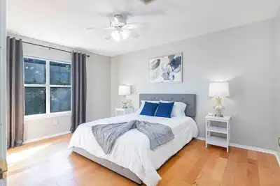 Image de Charming 2-bedroom, queen-bed, townhome in the center of Lafayette with Ac, WiFi