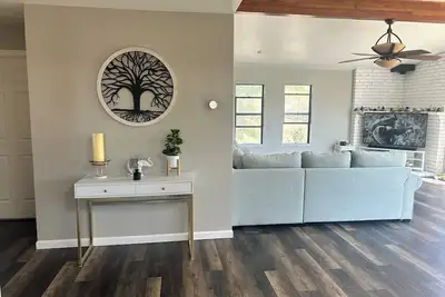 Image de Charming 2-bedroom house with 3 car garage and plenty of additional parking.