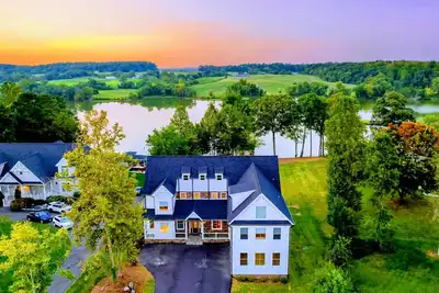 Image de New 8br Lakefront Lake Anna, Dock, Beach, Deck
