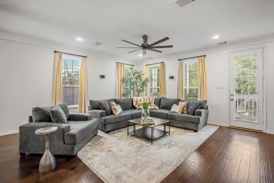 Image de Vintage Hollywood Theater House in East Downtown