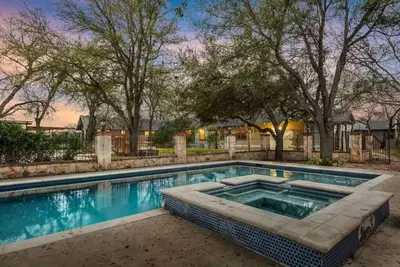 Image de 6-bedroom vacation home just steps to the San Marcos River