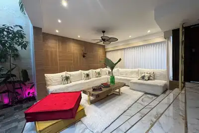 Image de Casa Lujosa, piscina, sala de cine y chimenea. Barrio mas cool del mundo