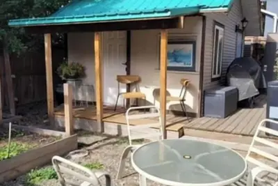 Image de Welcome to the charming Gnome Home, your cozy retreat in the heart of Vernon!