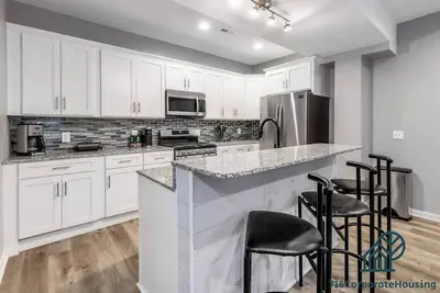Image de 4 Bed 2 Bath Single-Family House + Garage