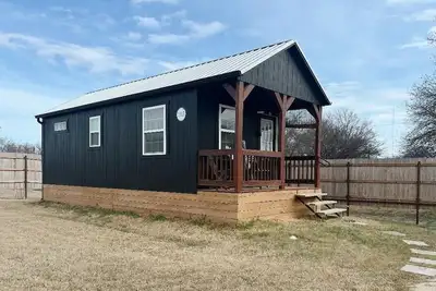 Image de Thelma - Fully Furnished 4 Person Cottage for short or mid-term stays