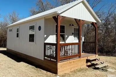 Image de Alice - Fully Furnished 4 Person Cottage for short or mid-term stays