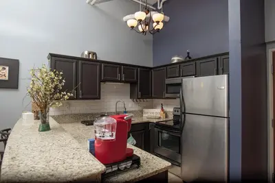 Image de Water-front Luxe Condo Next to the Browns Stadium on the East-bank of the Flats!