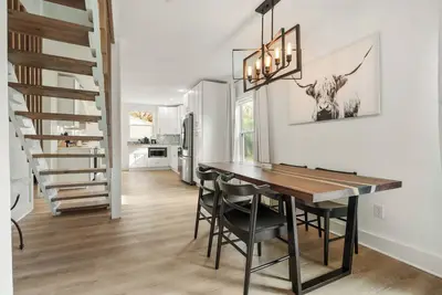 Image de High End Hygge Scandi Cottage, convenient to Country Club Plaza and Westport