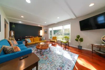 Image de Charming 4-bedroom house on a half-acre lot in a beautiful neighborhood.