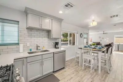 Chic Cozy Hideaway - Urban Phoenix Gem