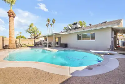 Tempe Oasis w/ Pool, Putting Green, Fire Pit!