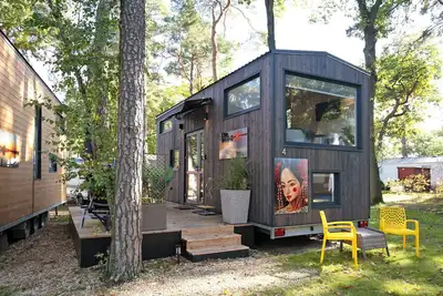 Image de Tiny Home 'Tiny House n° 4' avec terrasse privée, Wi-Fi et climatisation