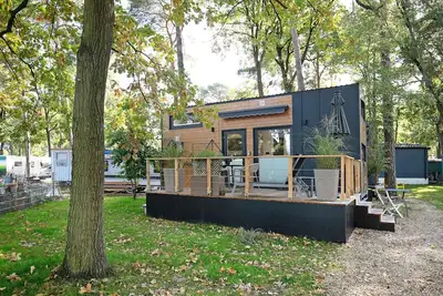 Image de Tiny Home 'Tiny House n° 5' avec terrasse privée, Wi-Fi et climatisation
