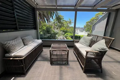 Image de Large terrace house with parking + courtyard