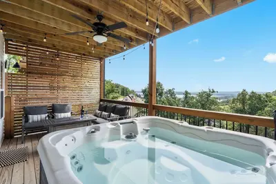 Image de Breathtaking Lakeview Retreat with Private Hot Tub, Dog-Friendly, Cmty Pools & $400 Free Tickets