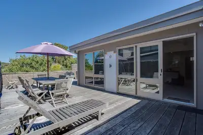 Image de Walk to the front beach! Relaxed Family Holday house perfect for entertaining