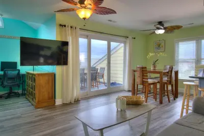 Image de 4-Br Condo Steps from North Myrtle Beach