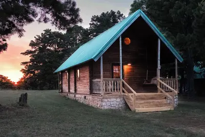 Image de Charming cabin with loft, porch swing, Ac, and WiFi on 295-acre peaceful retreat