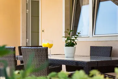 Appartement de trois chambres avec la terrasse et la vue sur le mer Korcula (A-23528-a)
