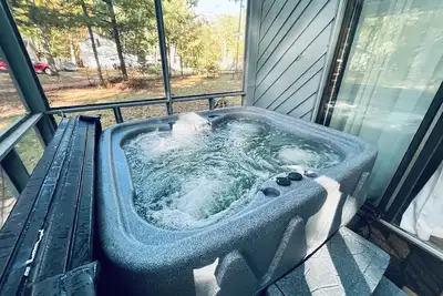 Image de Charming 2-bedroom cottage in welcoming Houghton Lake with Hot Tub, Ac, WiFi