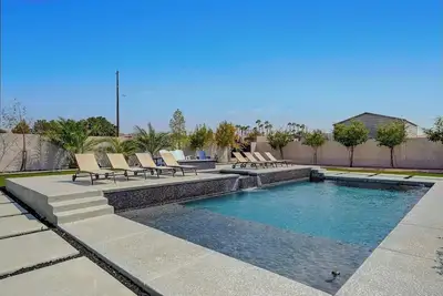 Image de Luxury 5 bd estate w heatable pool & spa, pool table & arcade close to Las Vegas