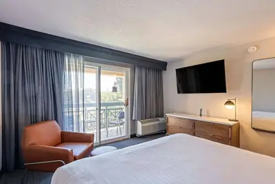 Image de Convenient Stay! 2 Contemporary Units, Swimming Pool, Pet-friendly, Free Parking