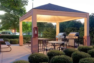 Image de Comfort and Value! 3 Relaxing Hotel Units, Near Great Lakes Naval Station