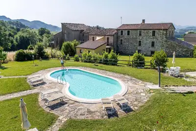 Image de Ferme dans les Marches avec piscine privée