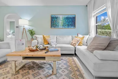 Image de Charming ArtHaus - With Yard Near Design District