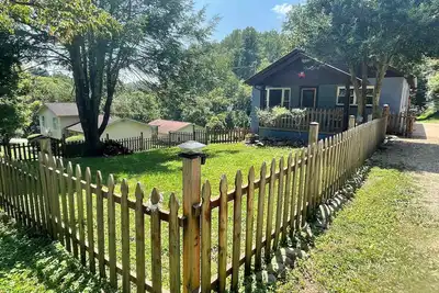 Image de Cozy Retreat in South Knoxville's Urban Wilderness