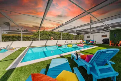 Image de Stunning Family Fun Oasis With Heated Pool, Hot tub & King Bed