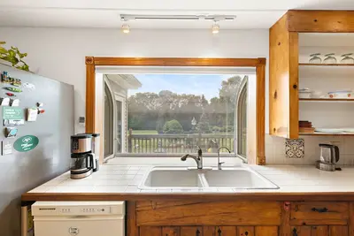 Image de Charming 2-bedroom house on 2 dog friendly landscaped acres in lovely Chester