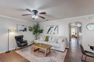 Image de Boho Double Condo Walk At&T | GlobeLife | Tx Live!