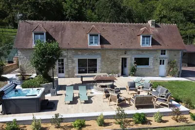 Image de Longère avec spa, tennis privé et recharge électrique