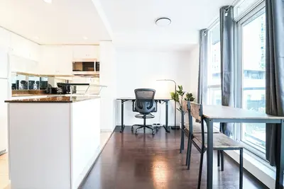 Professional Suite in Dt Toronto with Pool, Sauana, Gym