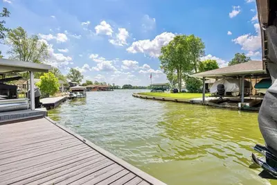 Image de New The Cove House - Spacious lakefront home in Lakeview Ohio.